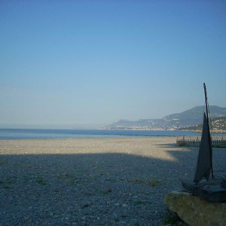Appartamento Al Mare Di Ventimiglia Exterior foto
